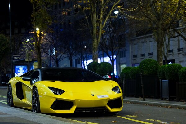 Supercar Lamborghini jaune