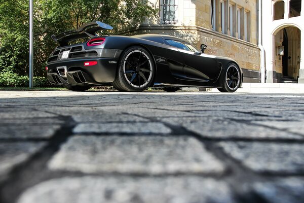 Czarny Koenigsegg agera r. stoi na asfalcie
