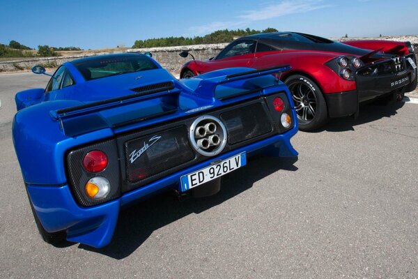 Vue arrière de deux supercar rouge et bleu