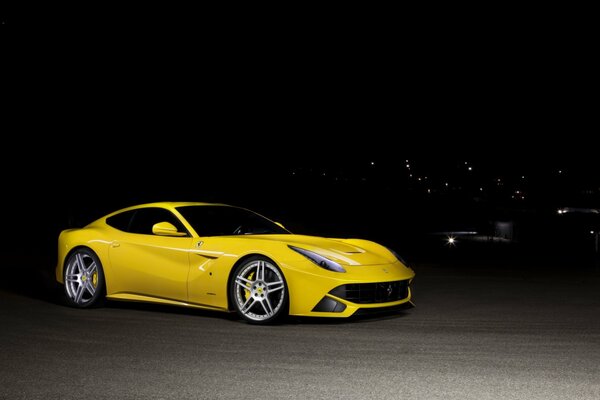 Vue de face de la Ferrari F12 berlinetta jaune