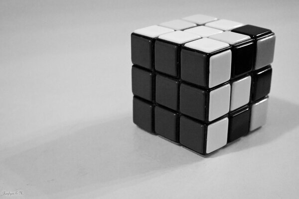 Foto en blanco y negro del cubo de Rubik