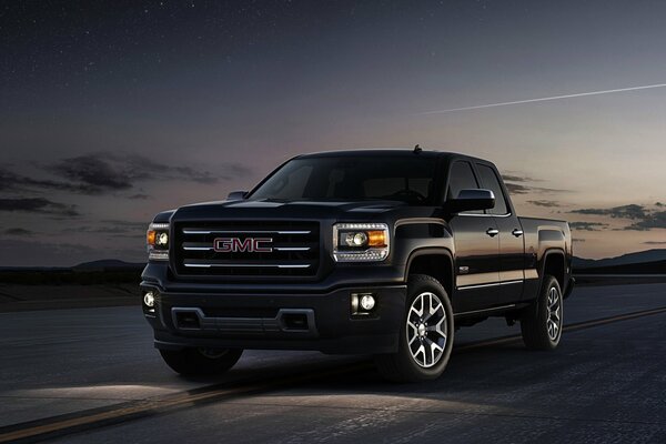 Pick-up noir sous le ciel nocturne