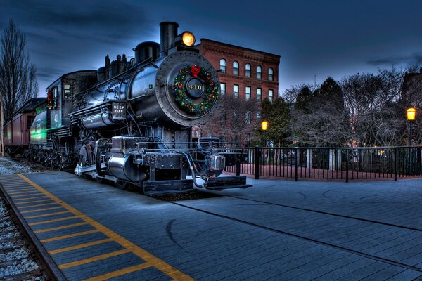 Locomotora decorada con corona de Navidad