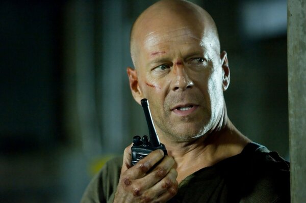 Bruce Willis con il walkie-talkie