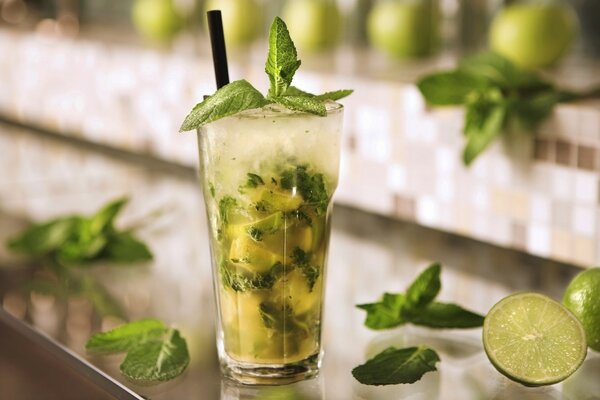 Foto von Mojito Werbefoto. Rezept für Mojito mit Limette