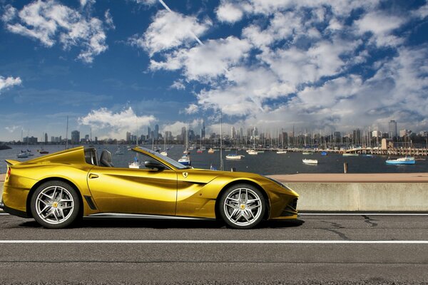 Goldenes Cabrio auf der Brücke in der Stadt