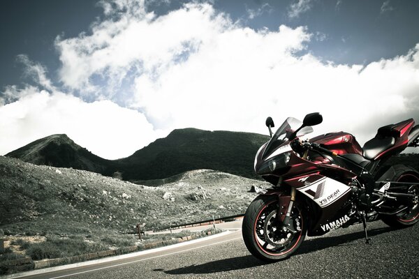 Moto Yamaha de color rojo en medio de las nubes