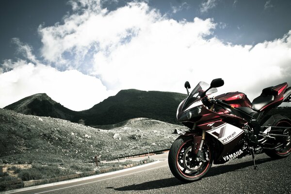 Moto Yamaha rouge sur fond de nuages