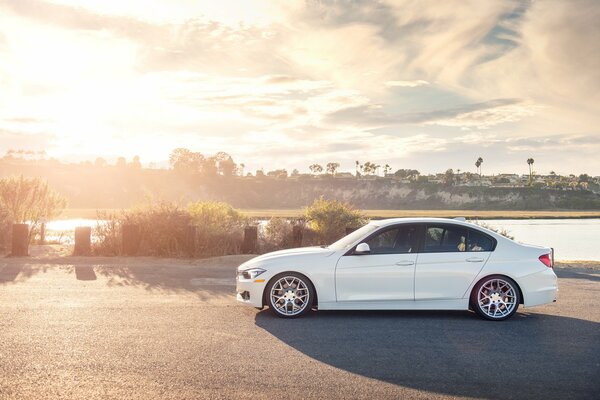 BMW terza serie sulla strada