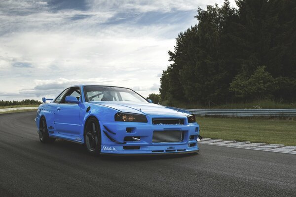 Blaue Nissan Skyline am Horizont