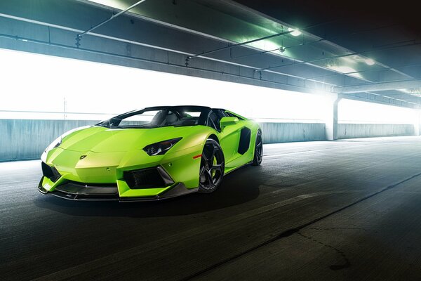 Voiture. lamborghini aventador vert en mouvement