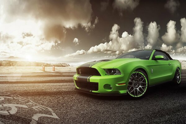 Ford Mustang sur la piste de course à l aube