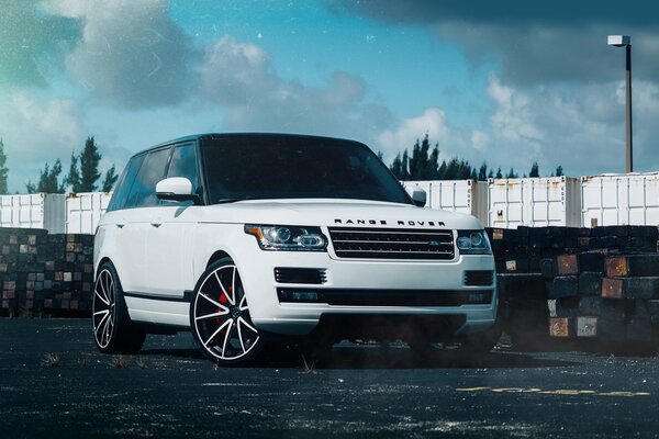 Range Rover blanco contra el cielo