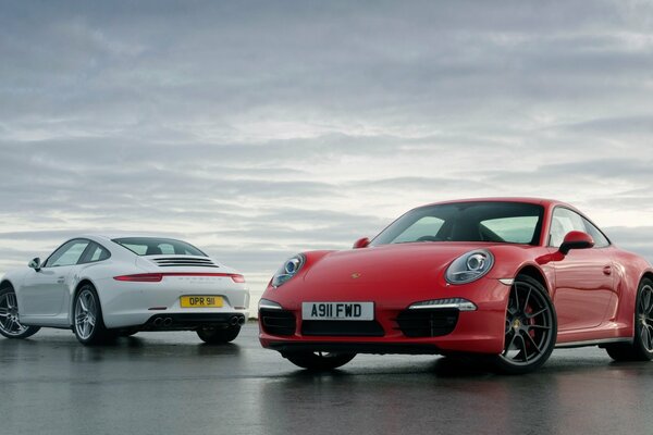 Porsche 911 carrera rossa e bianca