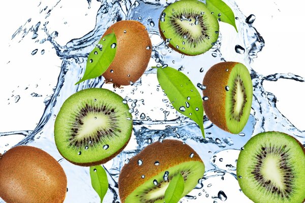 Kiwi y hojas en spray de agua