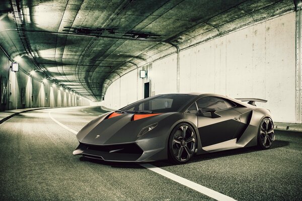 Nero Lamborghini supercar nel tunnel