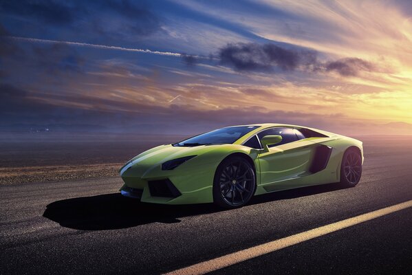 Voiture verte Lamborghini dans les rayons du soleil couchant