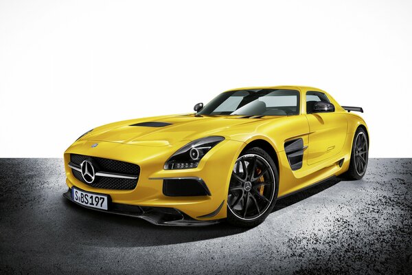 Mercedes jaune cool sur fond noir et blanc