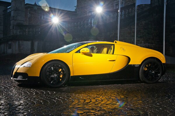 Auto. Supercar Vugatti sul ponte di notte