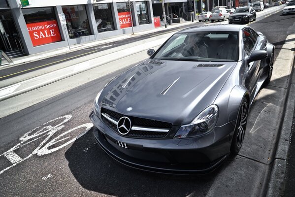 Mercedes gris en la calle de la ciudad