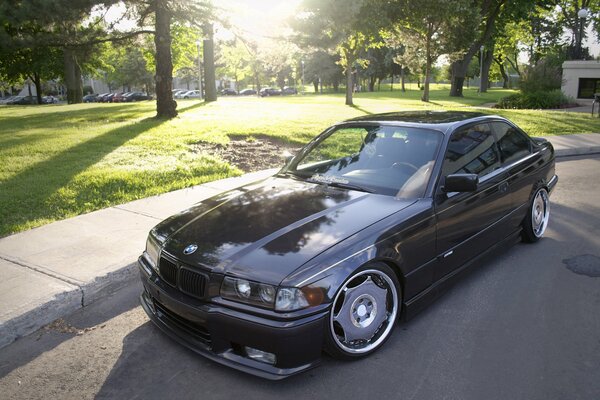 Schwarz getunter BMW E36 unter der Sonne