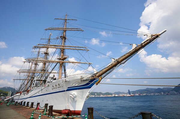 Velero en el muelle del Museo marítimo japonés