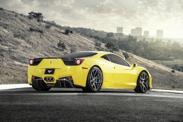 Coche amarillo Ferrari 458 italia en la carretera vista lateral