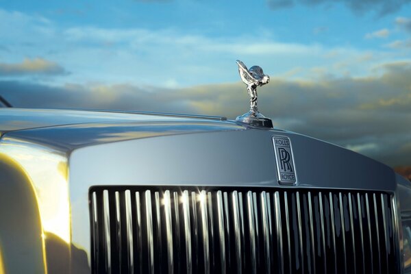 Grille de radiateur Rolls Royce Phantom sur fond de ciel