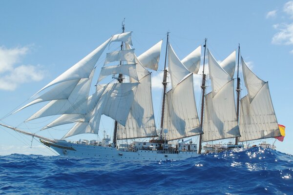 El barco de entrenamiento Bergantín salió al mar