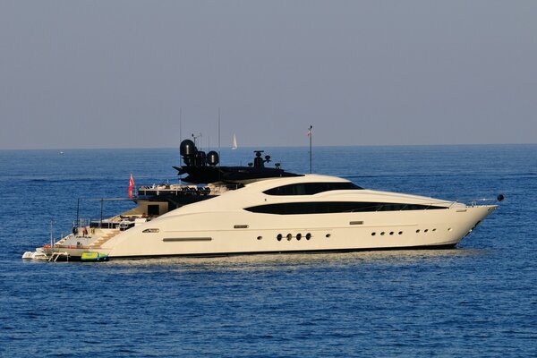 Yacht blanc comme neige dans la mer bleue