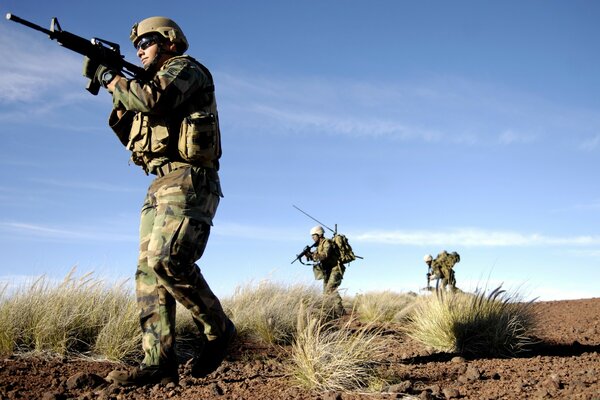 Soodata en el desierto con armas