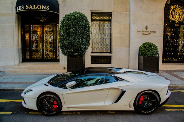 Lamborghini Aventador blanco en el fondo del edificio