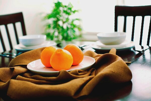 Oranges mûres pour le petit déjeuner pour trois