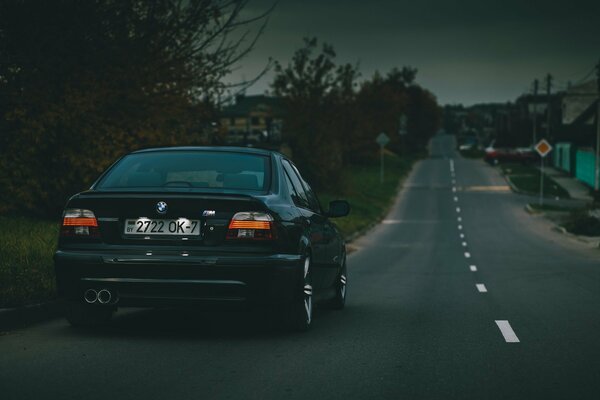 Bmw schwarze Limousine Super Schubkarre