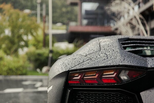 Lamborghini aventador sous la pluie vue feux arrière