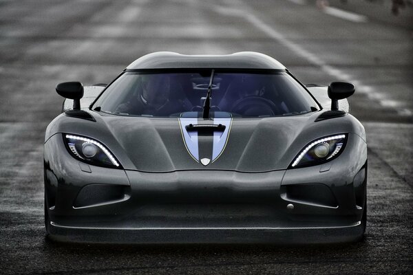 Superdeportivo gris koenigsegg de perfil