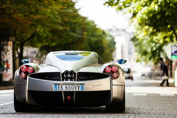 Supercar misteriosa per le strade D Italia