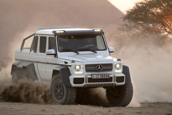 Weißer Mercedes-Benz-Jeep auf staubiger Straße