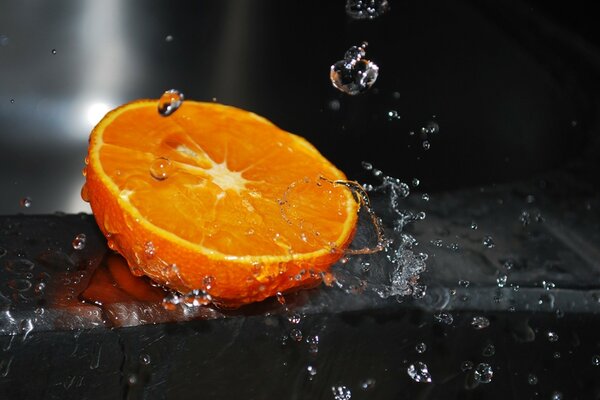 Naranja bajo gotas de agua