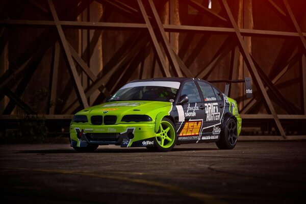 Grüner sportlicher BMW e46 m3 driftet auf der aem-Strecke