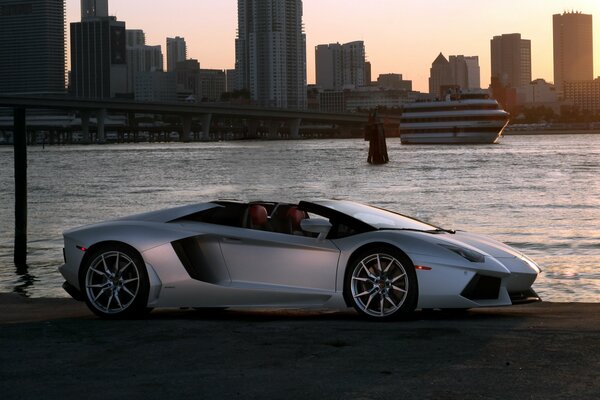 Lamborghini aventador lp700-4 en la ciudad contra el cielo