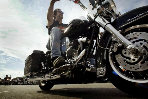 Homme avec une moto lors d une réunion de motards