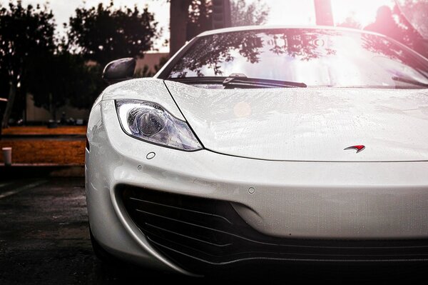 McLaren supercar blanc sous la pluie