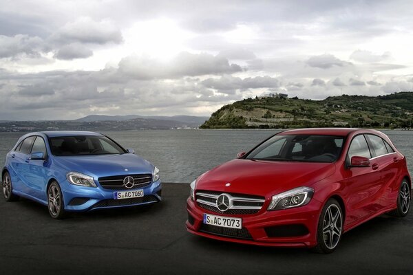 Czerwony i niebieski samochody marki mercedes-benz A-klasse