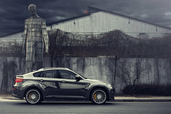 BMW x6 E72 Hamann sullo sfondo di un edificio abbandonato