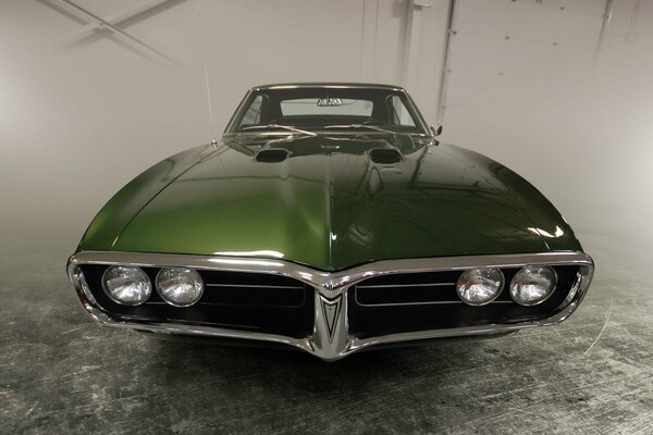 Pontiac verde nella nebbia grigia