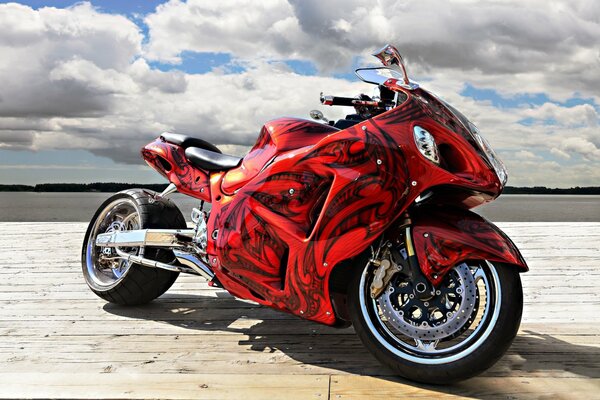 Das Sportbike steht auf der Straße. Wolken am Himmel