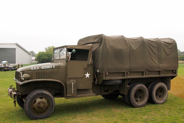 Американский военный грузовик на траве