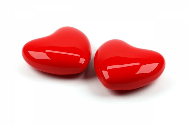 Dos corazones rojos brillantes