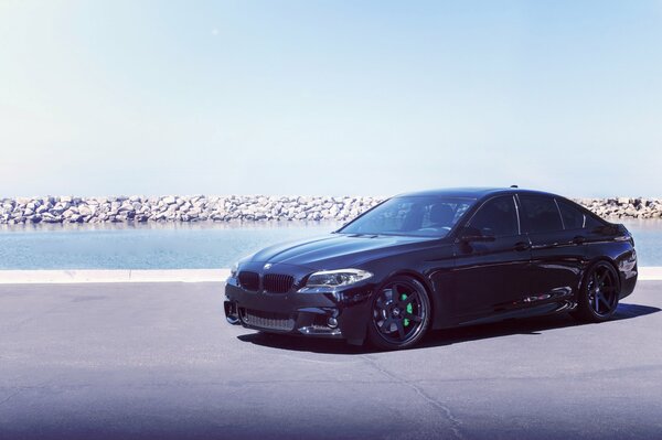 BMW noir sur la route près de la côte